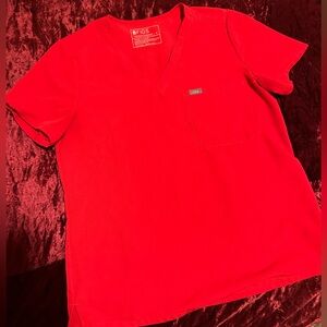 Figs scrub top- pop red